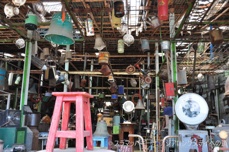 Now in Ubud wholesale street. Musical instruments, furniture, sculpture, clothes, etc.