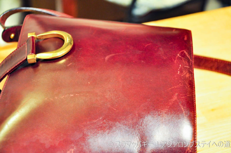 Leather artist teaches how to repair scratches and dents on the leather bag
