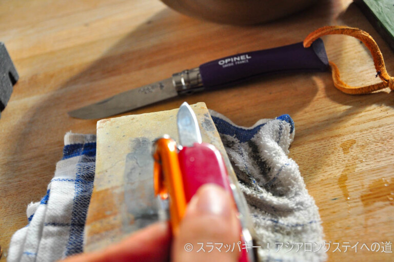 Opinel knives can be sharpened. The power of blue sticks and strops